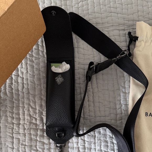 BANDOLIER Lana Glasses Strap
ADJUSTABLE CROSSBODY GLASSES POUCH IN BLACK/PEWTER main image 6